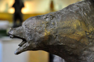 Bronzeskulptur eines Bären von Christian Rösner (Foto: Walter Welß)