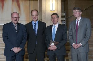 Parlamentarischer Staatssekretär Dr. Michael Meister mit den Mitgliedern des Wissenschaftlichen Beirat beim Bundesministerium der Finanzen: (v.l.n.r) FAU-Prof. Dr. Thiess Büttner (Stellvertrender Vorsitzender), Prof. Dr. Jan Pieter Krahnen, Prof. Dr. Christian Waldhoff. (Bild: Jörg Rüger/Bundesministerium der Finanzen)