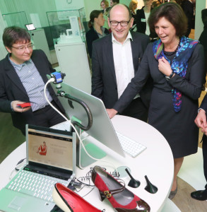 Bayerns Wirtschaftsministerin Ilse Aigner (rechts.) testet zusammen mit Prof. Dr. Kathrin M. Möslein und Prof. Dr. Albert Heuberger, wie sich Schuhe individuell gestalten lassen. Foto: Kurt Fuchs