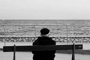 Alter Mann schaut aufs Meer