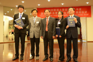 Die ausgezeichneten Promovierenden mit dem Botschafter Shi Mingde (Mitte) und Dong Qi (zweiter von links). (Bild: Ning Li)