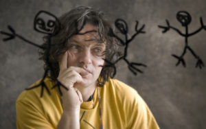 Der Regisseur Gilles Porte hinter der Glaswand, auf die er für seinen Film Kinder Selbstportraits malen ließ. (Bild: Samuel Lahu)