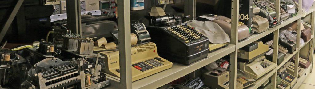 Shelves with mechanical and electromechanical calculators and electronic desktop calculators in the storerooms (image: Georg Pöhlein)
