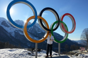 Ich war hier! Was nicht zu sehen ist: Für sein Foto mit den olympischen Ringen musste FAU-Student Kevin Korona Schlange stehen. (Bild: Privat)