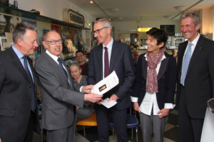 OB Jung, Karl-Heinz Kleinschnittger, Vorstandsmitglied der Max-Grundig-Stiftung, Preisträger Robert F. Singer, seine Gattin und Laudator Rudolf Stauber (v.li.). (Bild: Claudia Wunder)