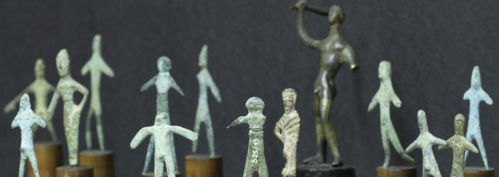 Mittelitalische Bronzestatuetten aus dem 5. Jahrhundert v. Chr. in der Schausammlung der Ur- und Frühgeschichte (Bild: Georg Pöhlein)