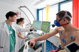 Mithilfe des Fahrradergometers überprüfen PD Dr. Christian Stumpf und sein Team Herzfrequenz, Blutdruck und Laktatleistungskurve des Patienten. (Bild: Uniklinikum Erlangen)