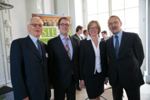 Stiftungsvorstand der Bürgerstiftung Erlangen Martin Böller, Oberbürgermeister Dr. Florian Janik, die zukünftige FAU-Kanzlerin Dr. Sybille Reichert und FAU-Kanzler Thomas A.H. Schöck (von links). (Bild: Erich Malter)