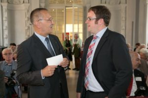 FAU-Kanzler Thomas A.H. Schöck im Gespräch mit Oberbürgermeister Dr. Florian Janik. (Bild: Erich Malter)