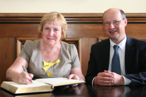 Raisa Kassina, Bildungsministerin der Region Perm, trug sich in Beisein von FAU-Vizepräsident für Internationales, Prof. Dr. Christoph Korbmacher, in das Goldene Buch der Universität ein. (Bild: FAU)