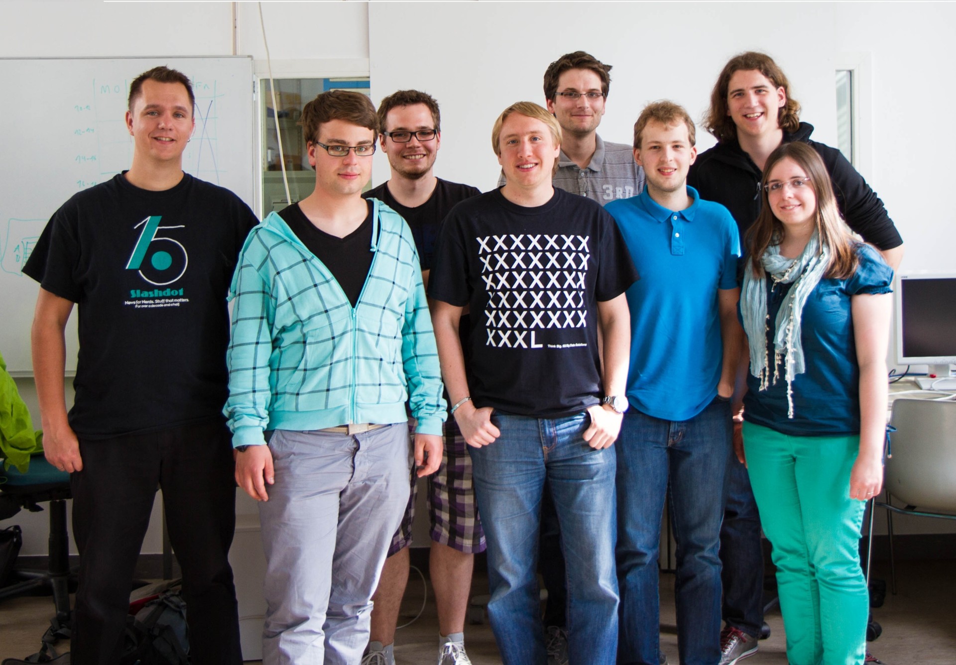 Das Team „Krautcomputing“ der FAU qualifi zierte sich zum zweiten Mal für das Finale der Student Cluster Competition, einem internationalen Wettbewerb im Hochleistungsrechnen (von links): Betreuer Andreas Schäfer, Dominik Ernst, Dominik Thoennes, Christopher Bross, Betreuer Thomas Heller, Lucas Grunenberg, Marco Heisig und Lena Leitenmaier. (Bild: FAU)