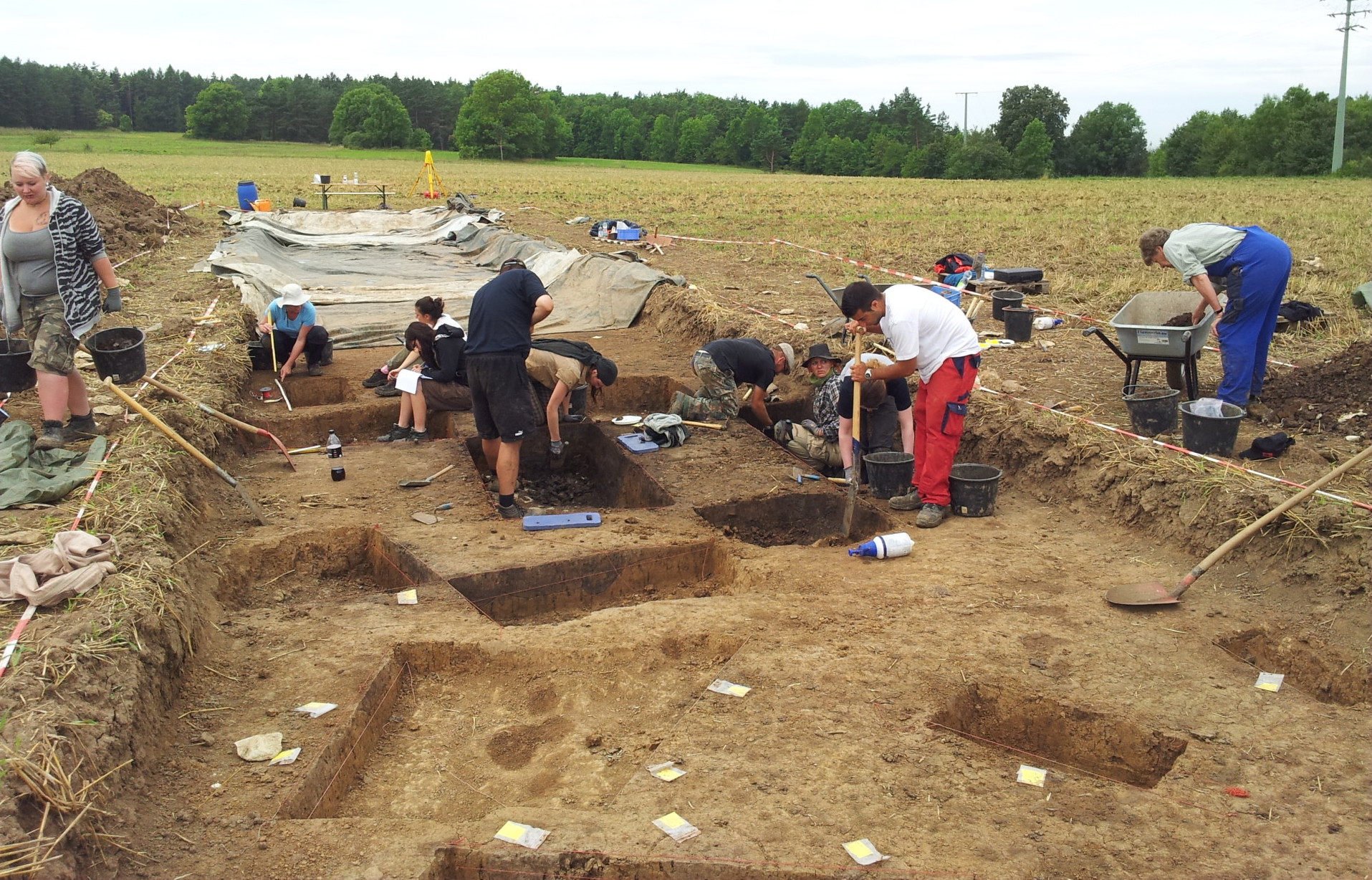 Studierende des Instituts für Ur- und Frühgeschichte suchen nach Spuren von Europas ersten Landwirten. (Bild: Prof. Dr. Mischka)
