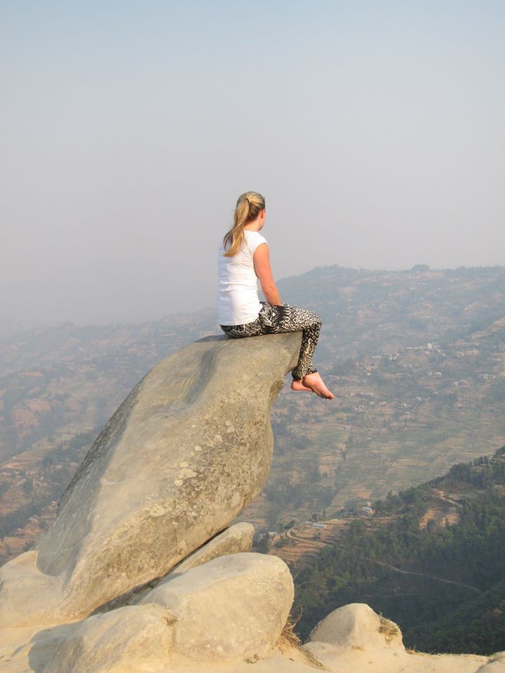 Mira hat einen Monat lang als Freiwillige in einer nepalesischen Zahnklinik gearbeitet. Am Aussichtspunkt von Dhulikhel genießt sie den atemberaubenden Ausblick. (Bild: privat)
