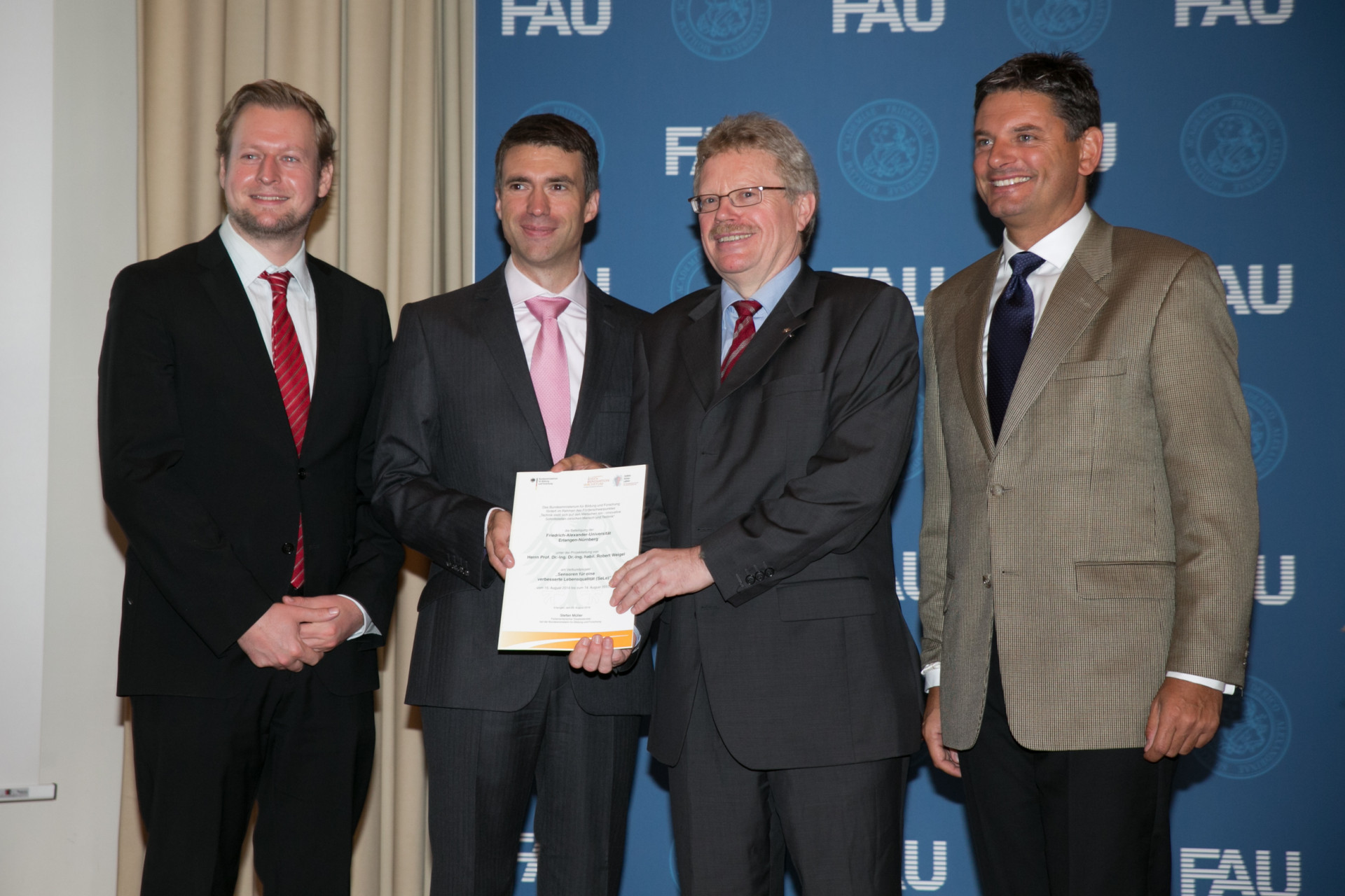 FAU Technische Fakultät Erlangen Übergabe des Zuwendungsbescheides BMBF-Projektes SeLe 29. August 2014 Robert Weigel Jocachim Horneger Dietmar Kissinger Stefan Müller