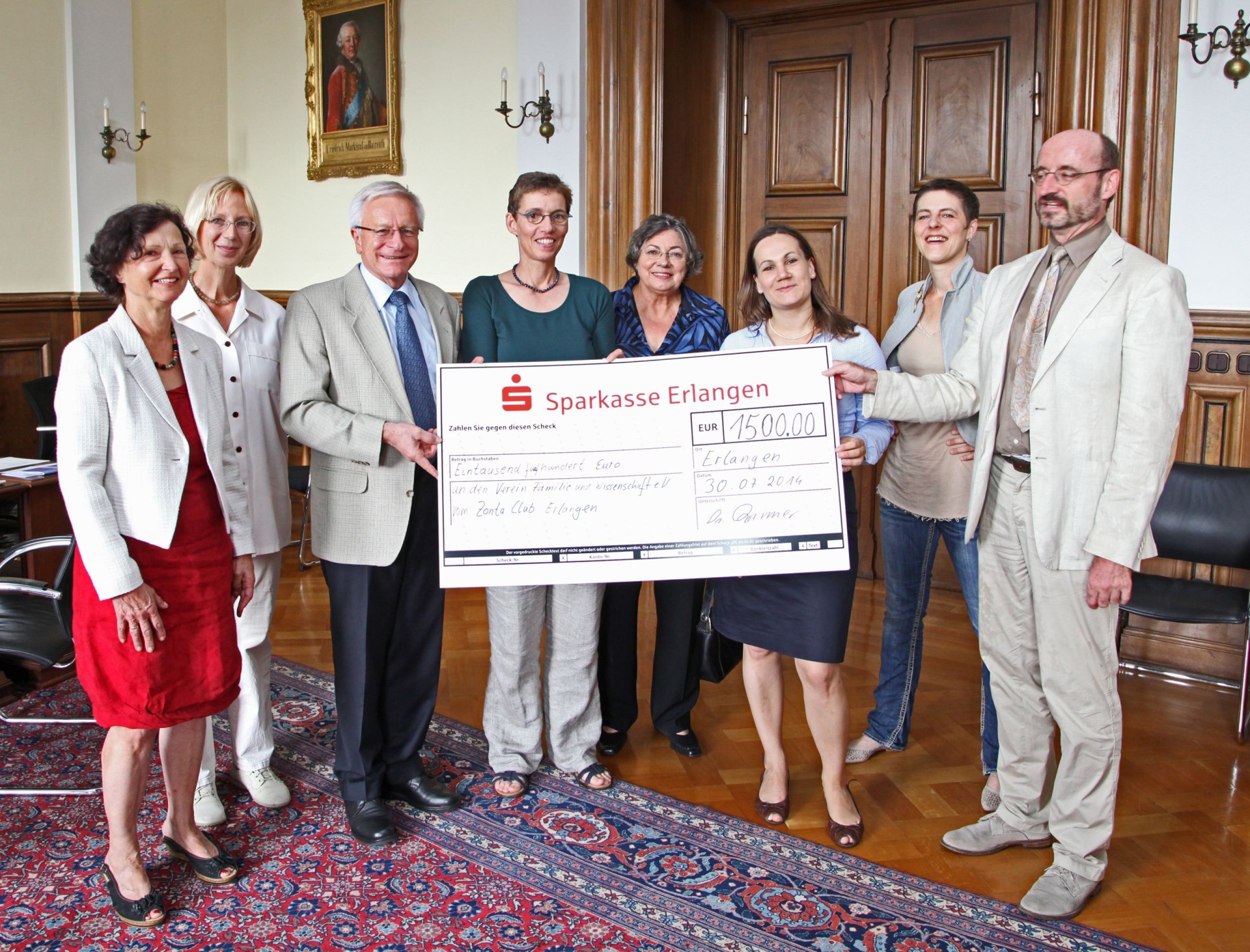 Freuen sich über die Spende: Ursula Ertl, Gabriele Bergmann, Prof. Dr. Karl-Dieter Grüske, Dr. Heike Kramer, Isolde Wirth, Bettina Heim, Karoline Glasow, Prof. Mathias Rohe. (Bild: FAU)
