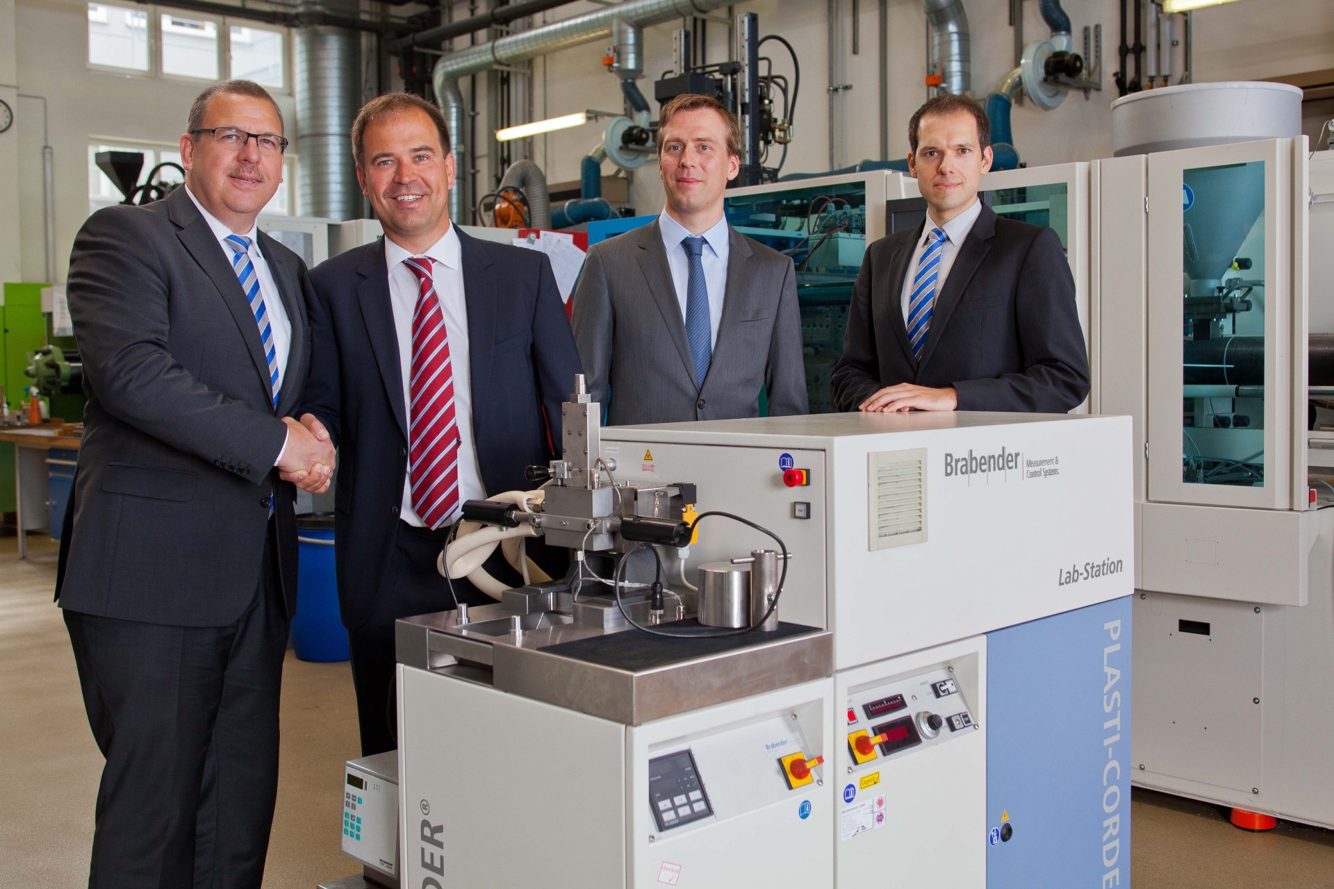 Übergabe des Gerätes der Brabender GmbH & Co. KG im Technikum des LKT von links nach rechts: Herr Stratmann (Brabender GmbH & Co. KG), Herr Prof. Dr. Drummer (LKT), Herr Seefried (LKT), Herr Pielen (Brabender GmbH & Co. KG), (Bild: FAU)