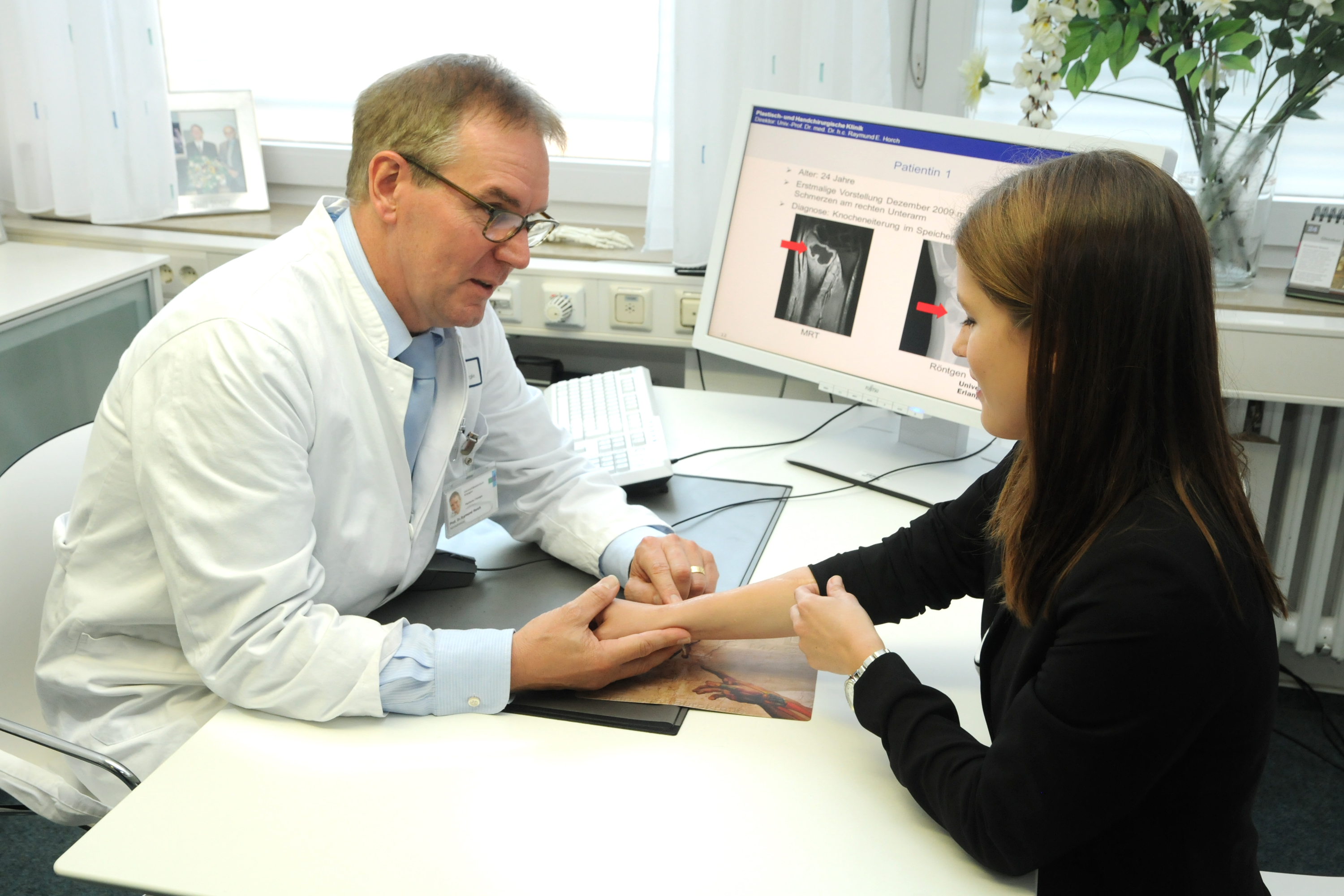 Prof. Dr. Dr. h. c. Raymund Horch, Direktor der Plastisch- und Handchirurgischen Klinik, untersucht Patientin Carina fünf Jahre nach der erfolgreichen Erlanger Tissue-Engineering-Therapie. (Bild: Uni-Klinikum Erlangen)