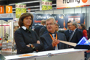 Energieministerin Ilse Aigner und Dr. Gerhard Kleineidam, Lehrstuhl für Fertigungsautomatisierung und Produktionssystematik (FAPS) und Geschäftsführer E|Home-Center (Bild: FAU)