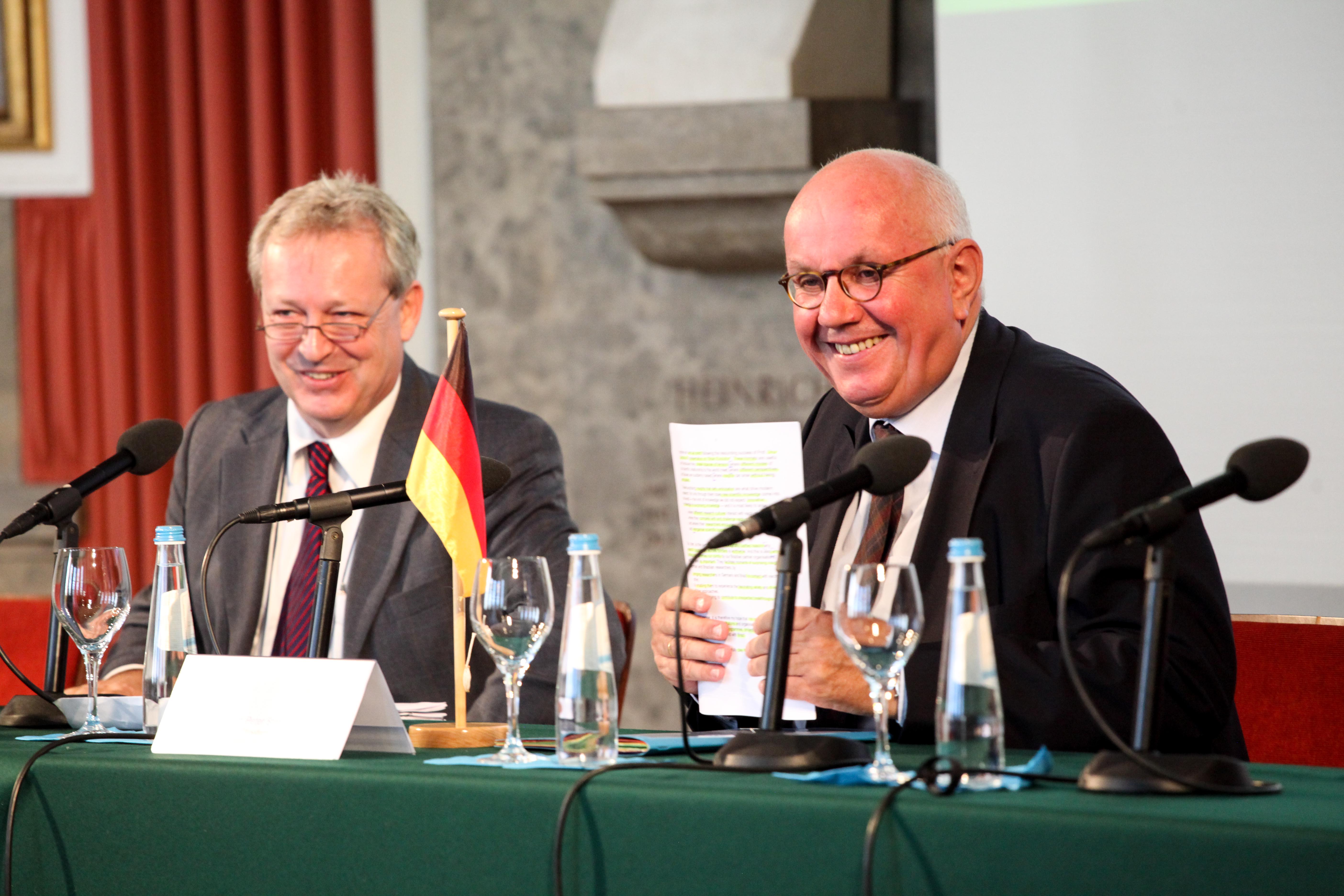 Prof. Dr. Euclides de Mesquita Neto, Coordinator for the area of engineering (engineering II), FAPESP und Prof. Dr. Peter Strohschneider, President, German Research Foundation (DFG) (Bild: Georg Pöhlein)