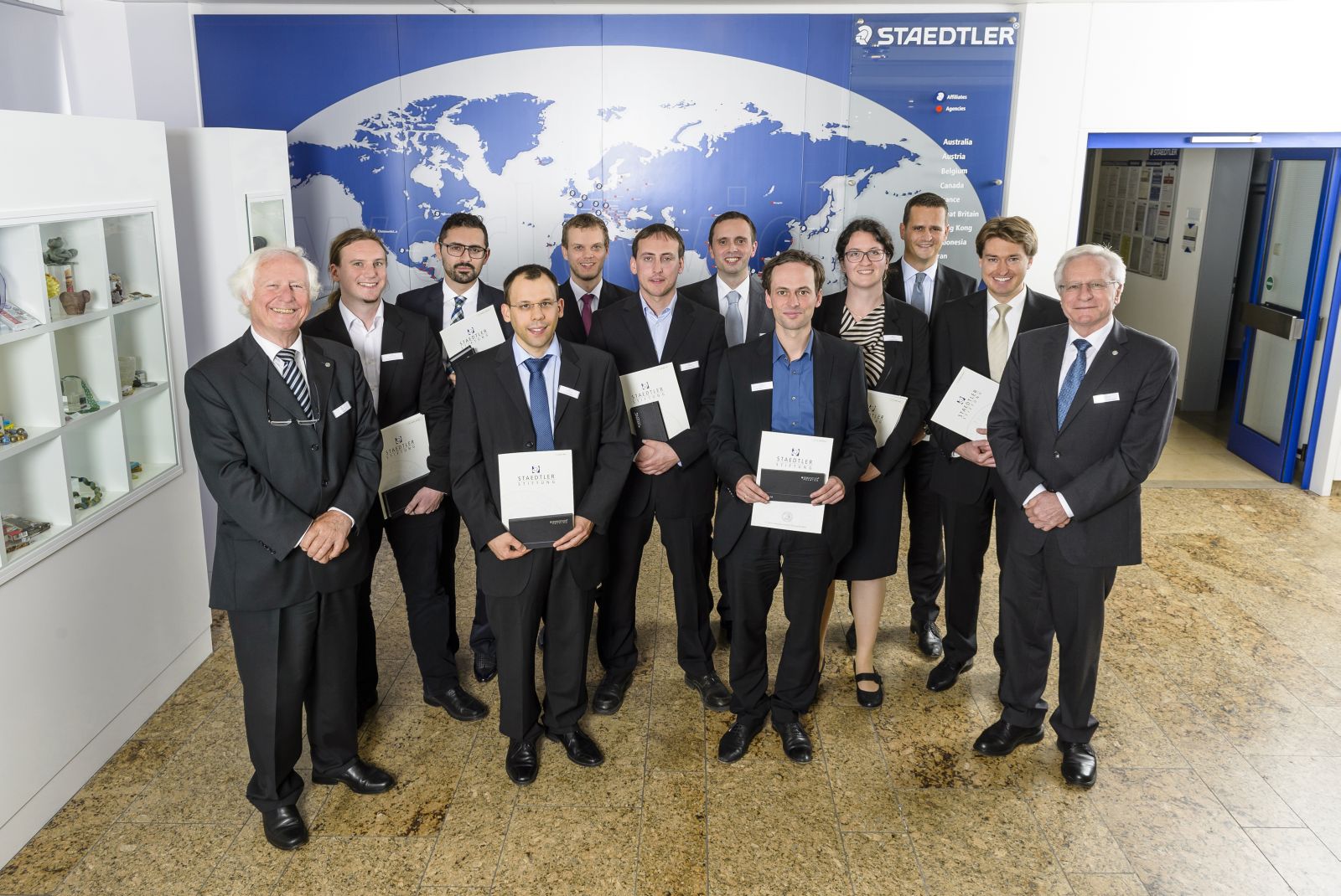 Zehn Doktoranden der FAU wurden auch in diesem Jahr von der Staedtler-Stiftung ausgezeichnet: Dieter Schoch, Dr. Andreas Schreiber, Dr. Mustafa Temmuz Oglakcioglu, Dr. Benoit Merle, Dr. Timo Hetzer, Dr. Sebastian Eckl, Dr. Markus Kraus, Dr. Till Werkmeister, Dr. Andrea Beyer, Dr. Maximilian Koch, Dr. Alexander Bohnert, Prof. Dr. Karl-Dieter Grüske (v.l.n.r.). (Bild: Staedtler-Stiftung)