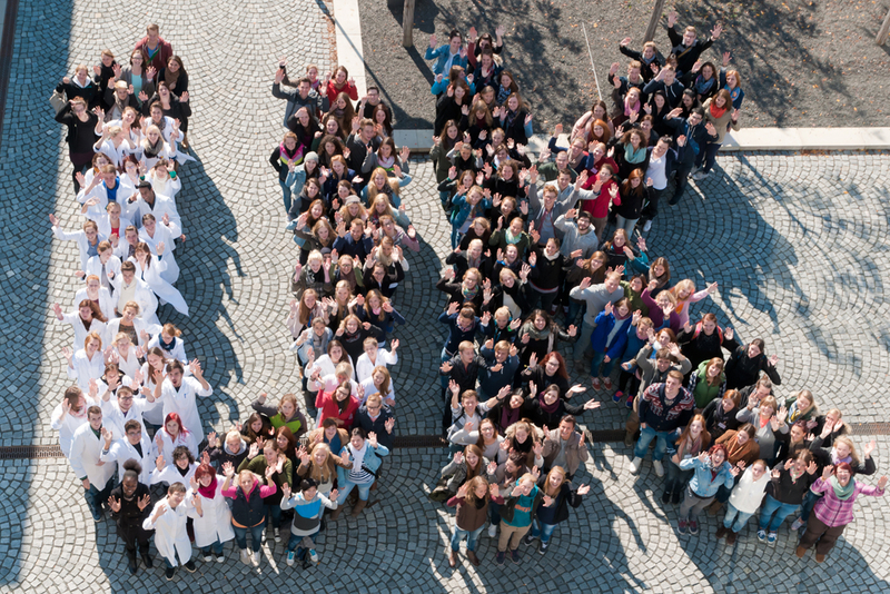 Freude über den Berufsstart: Auszubildenden und Berufsfachschüler nach ihrem Berufsstart auf der Piazetta vor dem Internistischen Zentrum des Uni-Klinikums Erlangen (2013). (Bild: Uni-Klinikum Erlangen)