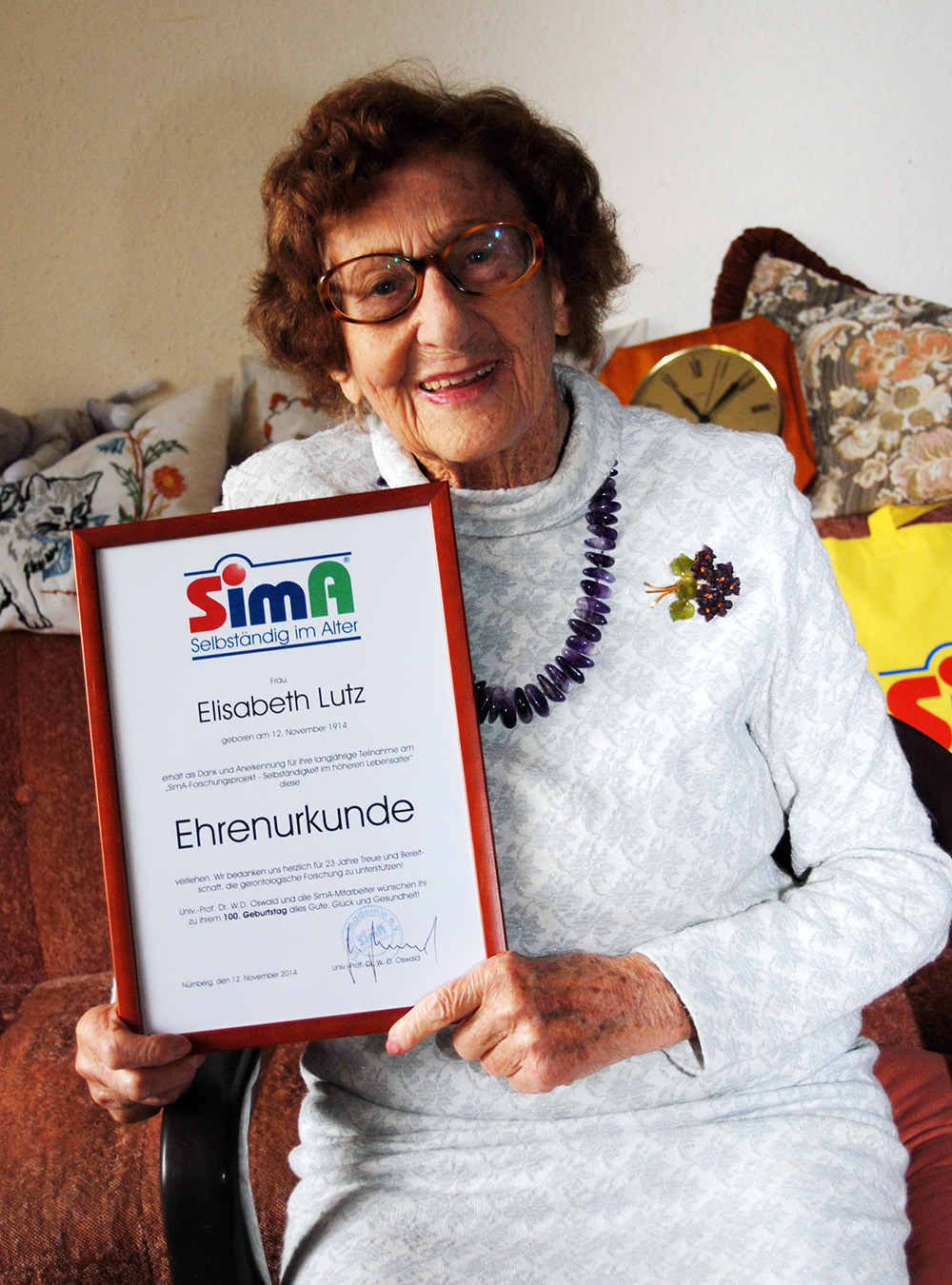 Zum Artikel "Studienteilnehmerin aus dem SimA®-Gedächtnis- und Bewegungstraining der FAU feiert ihren 100. Geburtstag"