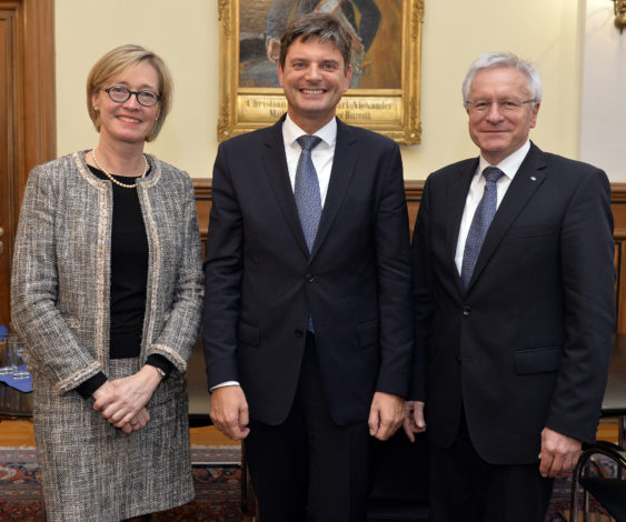 Bild 3: Von links nach rechts: FAU-Kanzlerin Dr. Sybille Reichert, der designierte FAU-Präsident und Vizepräsident für Forschung, Prof. Dr. Joachim Hornegger, FAU-Präsident Prof. Dr. Karl-Dieter Grüske (Bild: FAU/Harald Sippel)