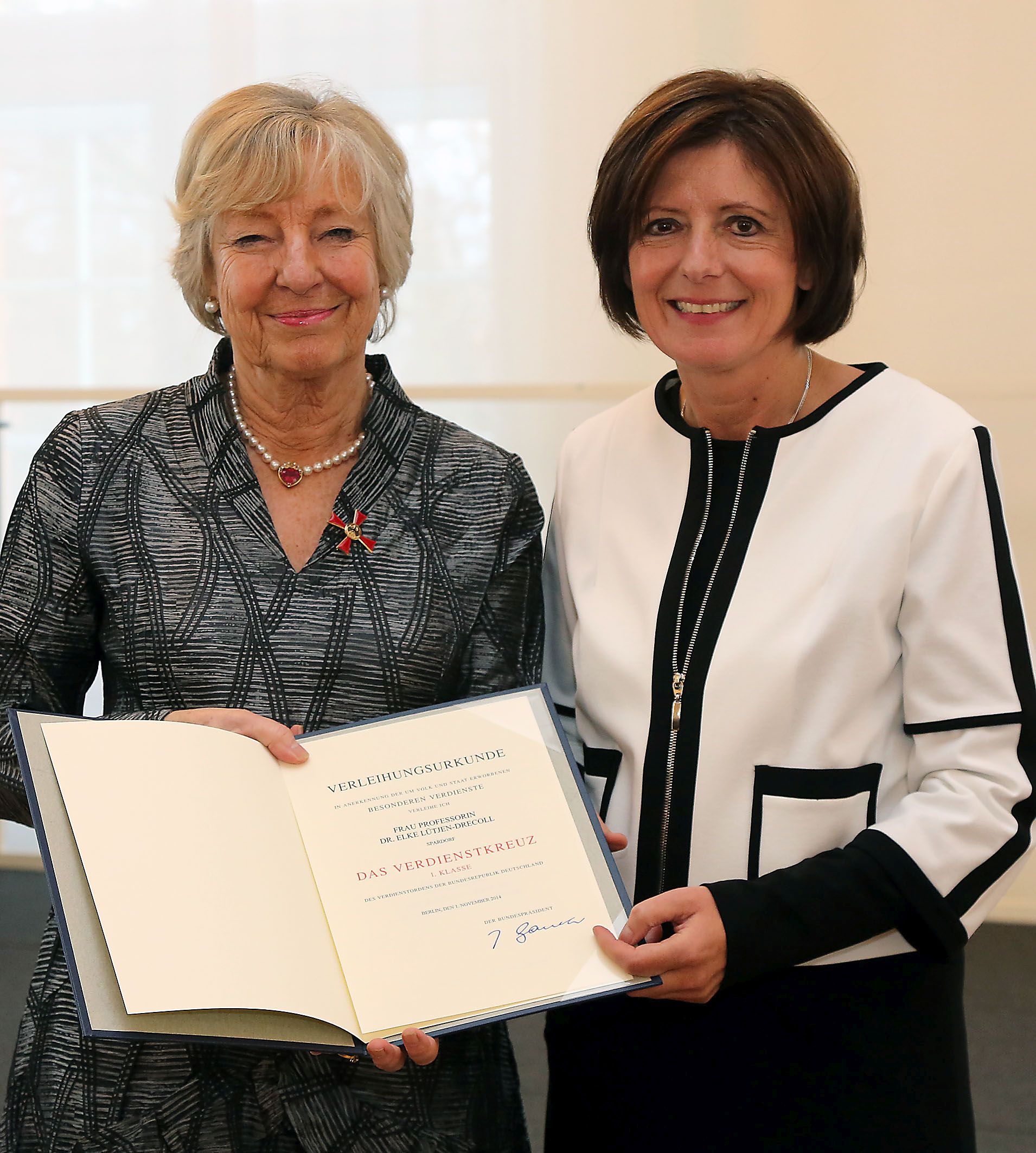 Prof. Dr. Elke Lütjen-Drecoll (l.) erhielt das Bundesverdienstkreuz 1. Klassevon Malu Dreyer, Ministerpräsidentin von Rheinland-Pfalz.(Bild: Stefan Sämmer)