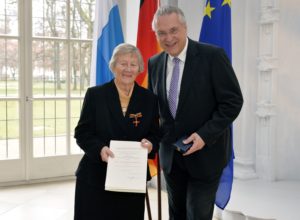 Prof. Dr. Dr. Helga Schüßler bekam das Bundesverdienstkreuz am Bande vom bayerischen Innenminister Joachim Herrmann überreicht. (Bild: Harald Sippel)