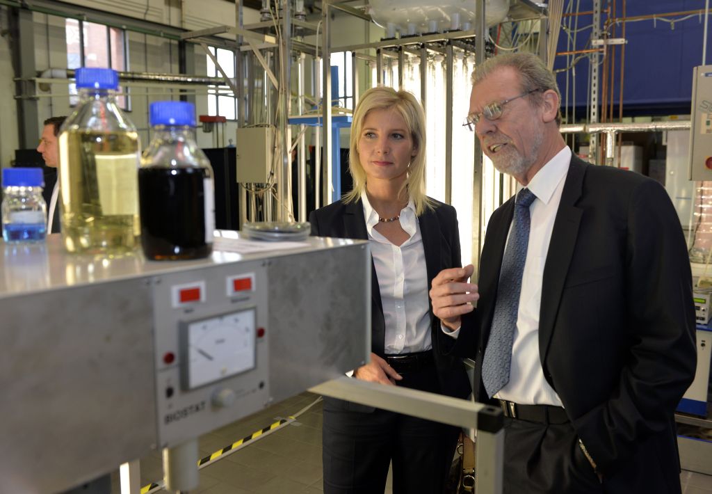 Prof. Dr. Rainer Buchholz zeigt der bayerischen Umweltministerin Ulrike Scharf die Forschungsanlage. (Bild: Harald Sippel)