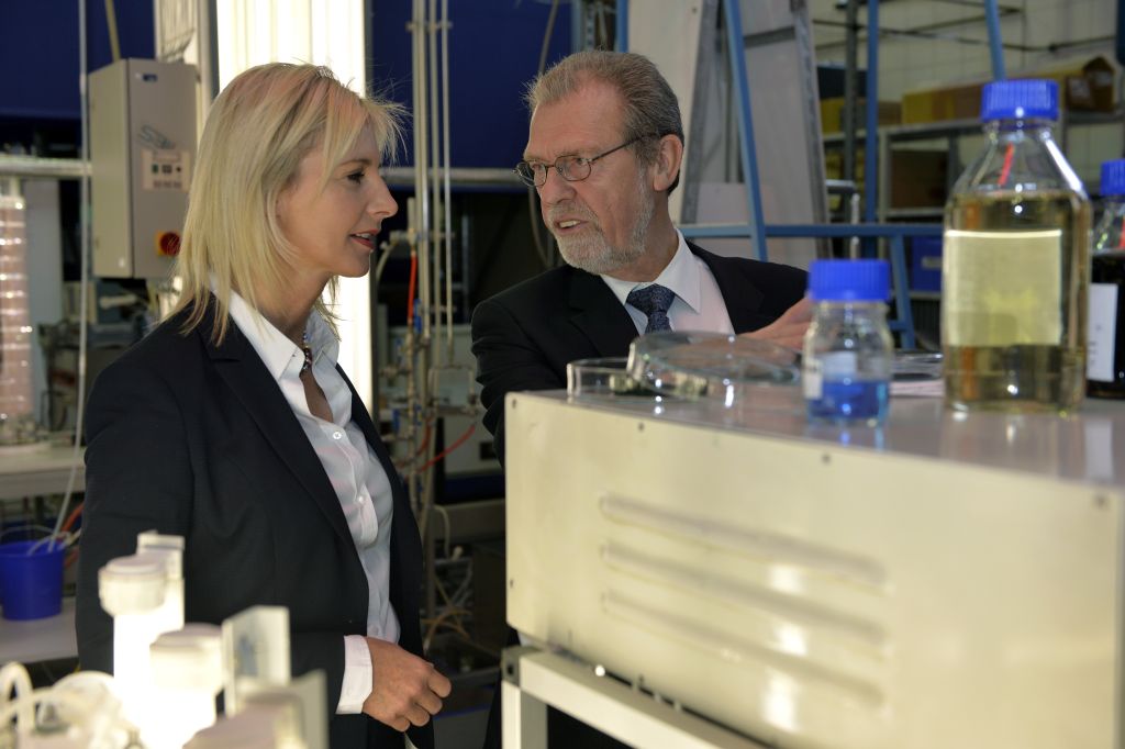 Prof. Dr. Rainer Buchholz zeigt der bayerischen Umweltministerin Ulrike Scharf die Forschungsanlage. (Bild: Harald Sippel)