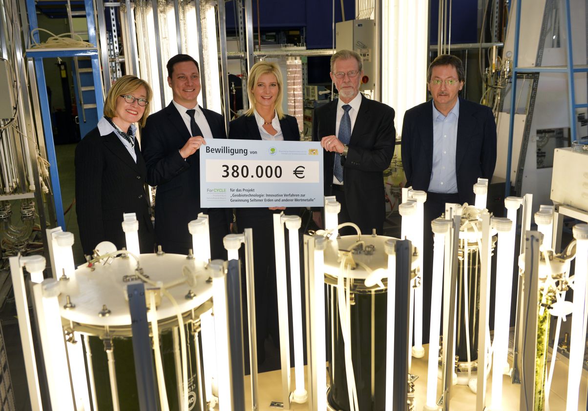 Die bayerische Umweltministerin Ulrike Scharf (Mitte) übergibt die Bewilligung für den Projektverbund „ForCycle“ FAU-Kanzlerin Dr. Sybille Reichert, Prof. Dr. Thomas Brück (TUM), Projektleiter Prof. Dr. Rainer Buchholz und Prof. Dr. Armin Reller (Vorsitzender des Forschungsverbundes ForCycle). (Bild: Harald Sippel)