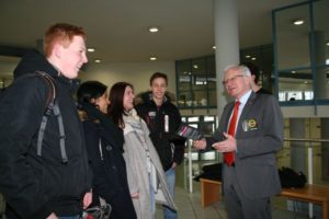 FAU-Präsident Prof. Dr. Karl-Dieter Grüske hilft dem Aktionsbündnis Semesterticket beim Verteilen von Flyern. (Bild: FAU)