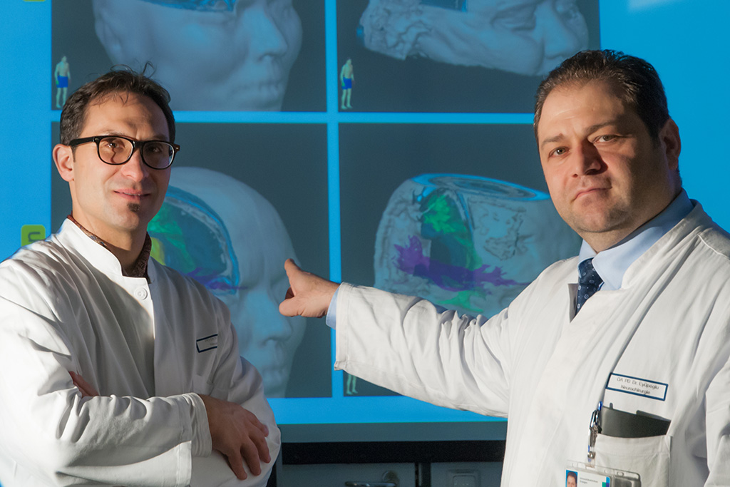 PD Dr. Nicolai Savaskan (links) und PD Dr. Ilker Eyüpoglu (rechts) vor einer 3D-Tumor-Visualisierung. (Bild: Uni-Klinikum Erlangen)