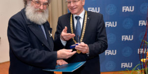 Von FAU-Präsident Prof. Dr. Karl-Dieter Grüske erhielt Dr. Martin Boss die Verdienstmedaille der Universität Erlangen-Nürnberg. (Bild: Harald Sippel)
