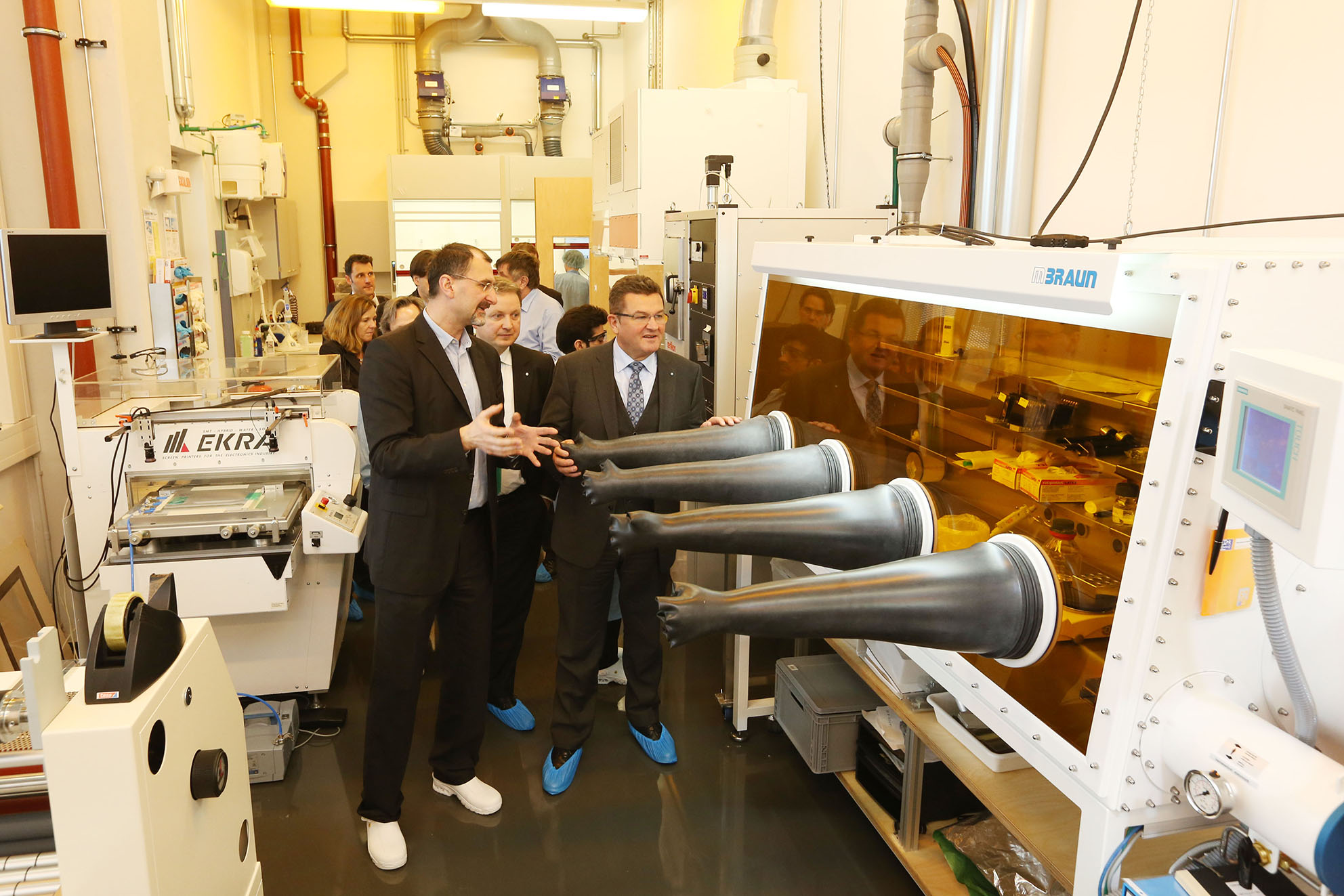 Staatssekretär Franz Josef Pschierer (re.) bekommt von Prof. Dr. Christoph Brabec (li.) und Dr. Jens Hauch die Solarfabrik der Zukunft gezeigt. (Bild: EnCN/Kurt Fuchs)