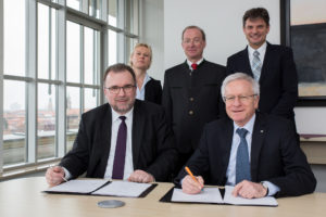 Prof. Dr. Siegfried Russwurm, a member of the Managing Board at Siemens AG (left) and FAU President Prof. Dr. Karl-Dieter Grüske signed the CKI agreement in the presence of Dr. Natascha Eckert, Head of Siemens University Relations, Prof. Dr. Reinhard Lerch, Director of CKI, and Prof. Dr. Joachim Hornegger, FAU Vice President for Research. (Image: FAU/Erich Malter)