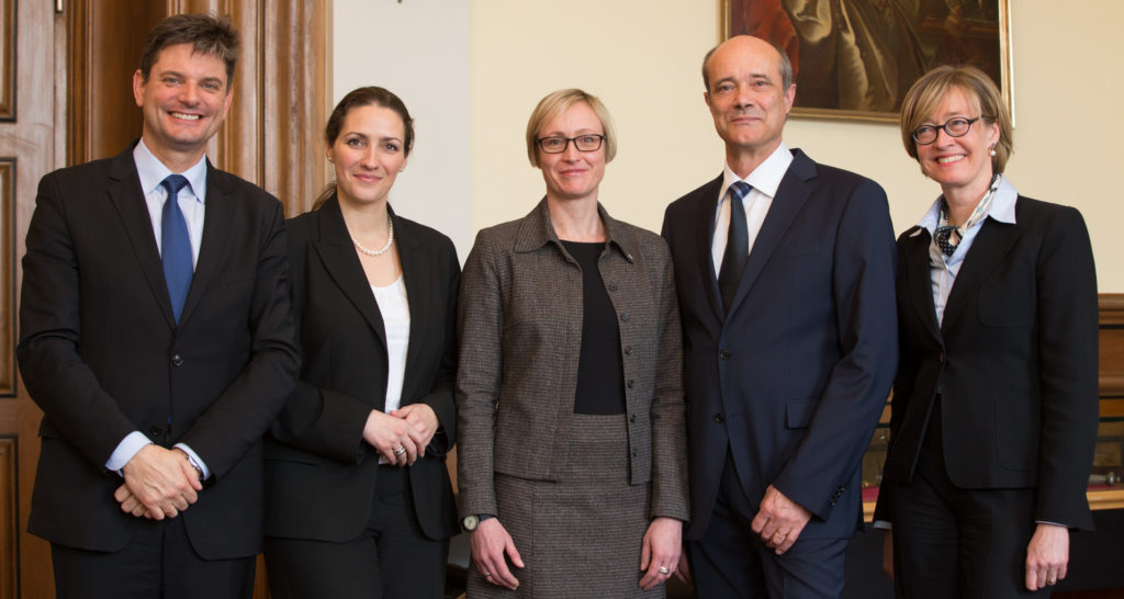 Der designierte FAU-Präsident Prof. Dr. Joachim Hornegger mit den drei neuen Vizepräsidenten Prof. Dr. Nadine Gatzert, Prof. Dr. Antje Kley, Prof. Dr. Günter Leugering und Kanzlerin Dr. Sybille Reichert. (Bild: FAU/Erich Malter)