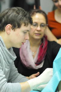 Luca Frank's first lumbar puncture: after practising on the model the student now knows the angle at which he has to insert the needle into the vertebral canal. (Image: Universitätsklinikum Erlangen)