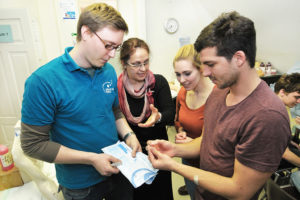 How do you keep both needles sterile during a lumbar puncture? Tutors discuss this with Dr. Anita Schmidt (second from left). (Image: Universitätsklinikum Erlangen)