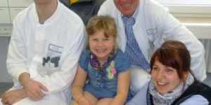 Die kleine Sophia mit ihren Eltern Brigitte und Dominik Orywol und Dr. Andreas Arkudas (links) und Prof. Dr. Raymund E. Horch (rechts im Bild) nach der erfolgreichen Wiederherstellung des schwer verletzten Beines. (Bild: Uni-Klinikum Erlangen)