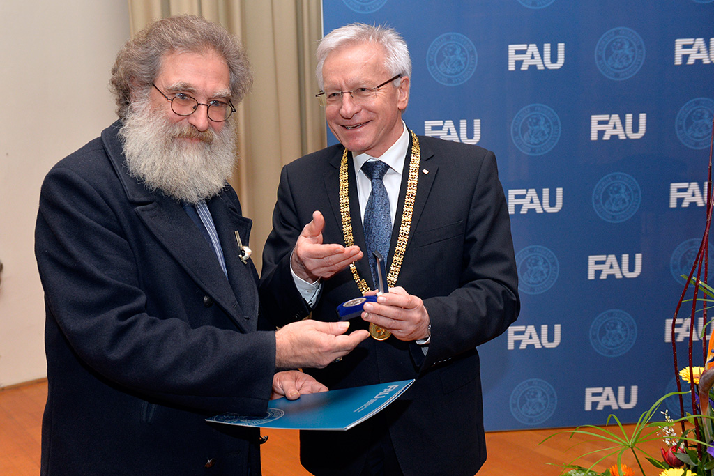 Von FAU-Präsident Prof. Dr. Karl-Dieter Grüske erhielt Dr. Martin Boss die Verdienstmedaille der Universität Erlangen-Nürnberg. (Bild: Harald Sippel)