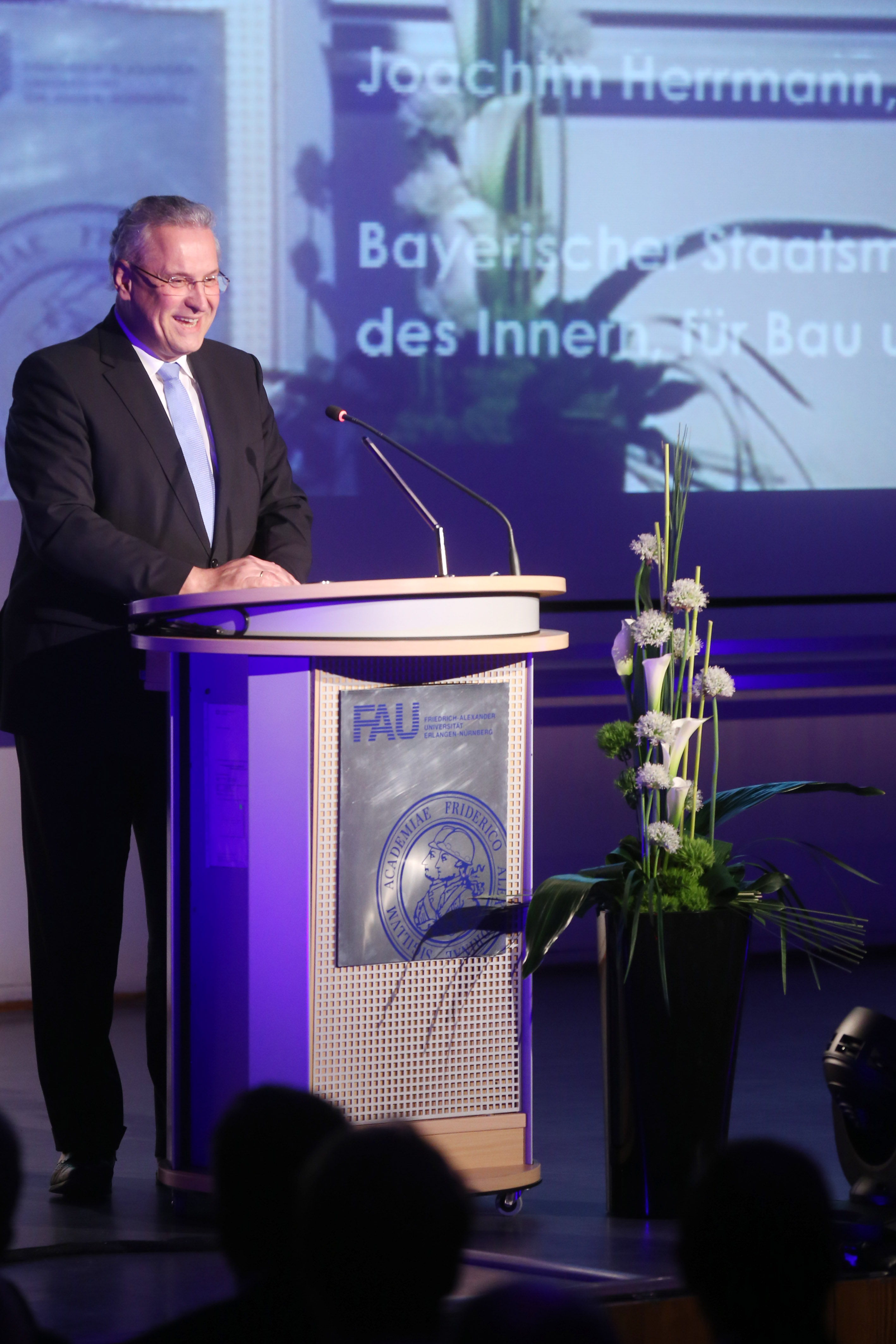 Der Bayerische Innenminister Herrmann würdigte Grüske als Präsidenten, der die FAU hin zu einer Hochschule mit Profil geführt habe. (Bild: FAU/Kurt Fuchs)