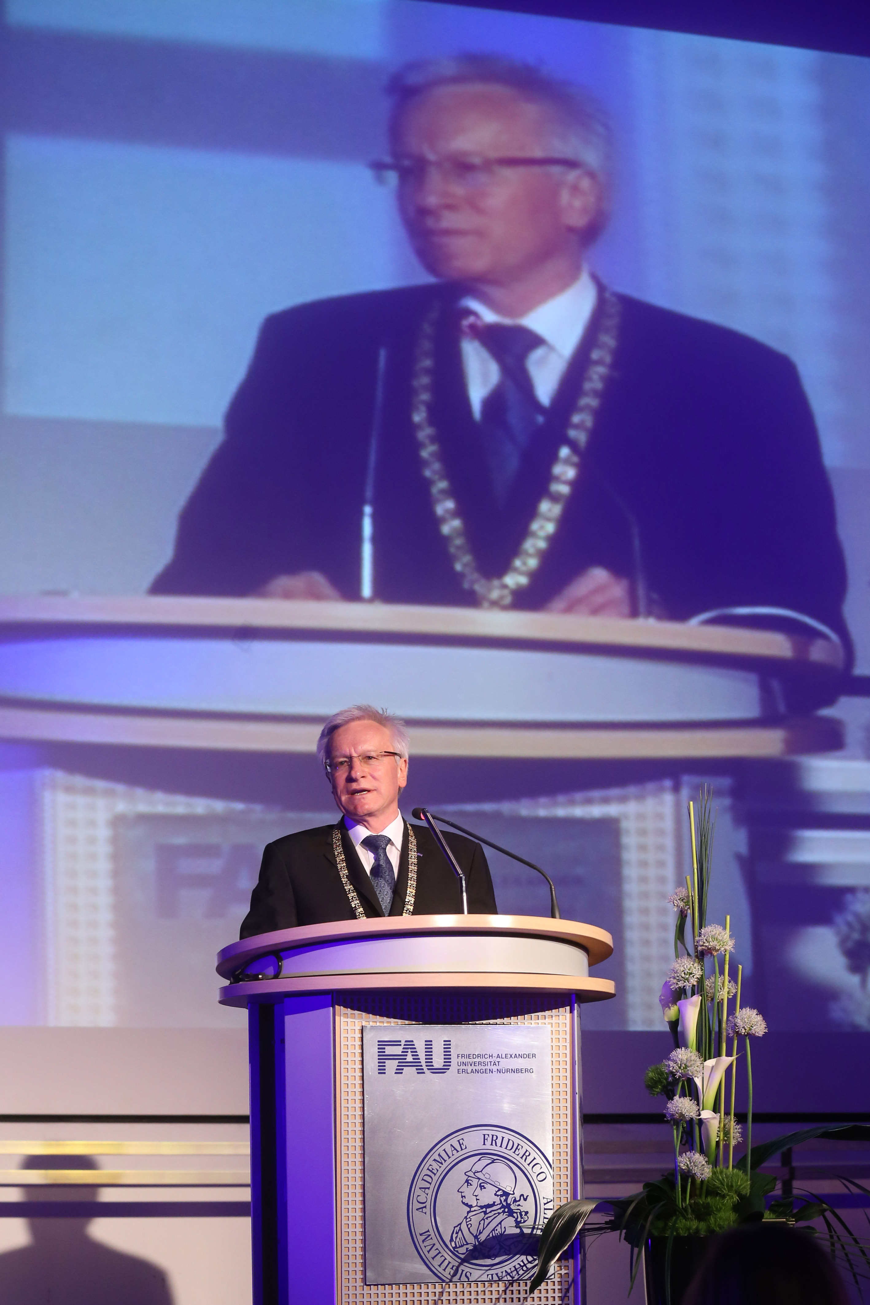 An die Meilensteine seiner Zeit an der Spitze der FAU erinnerte Professor Grüske in seiner Abschiedsrede. (Bild: FAU/Kurt Fuchs)