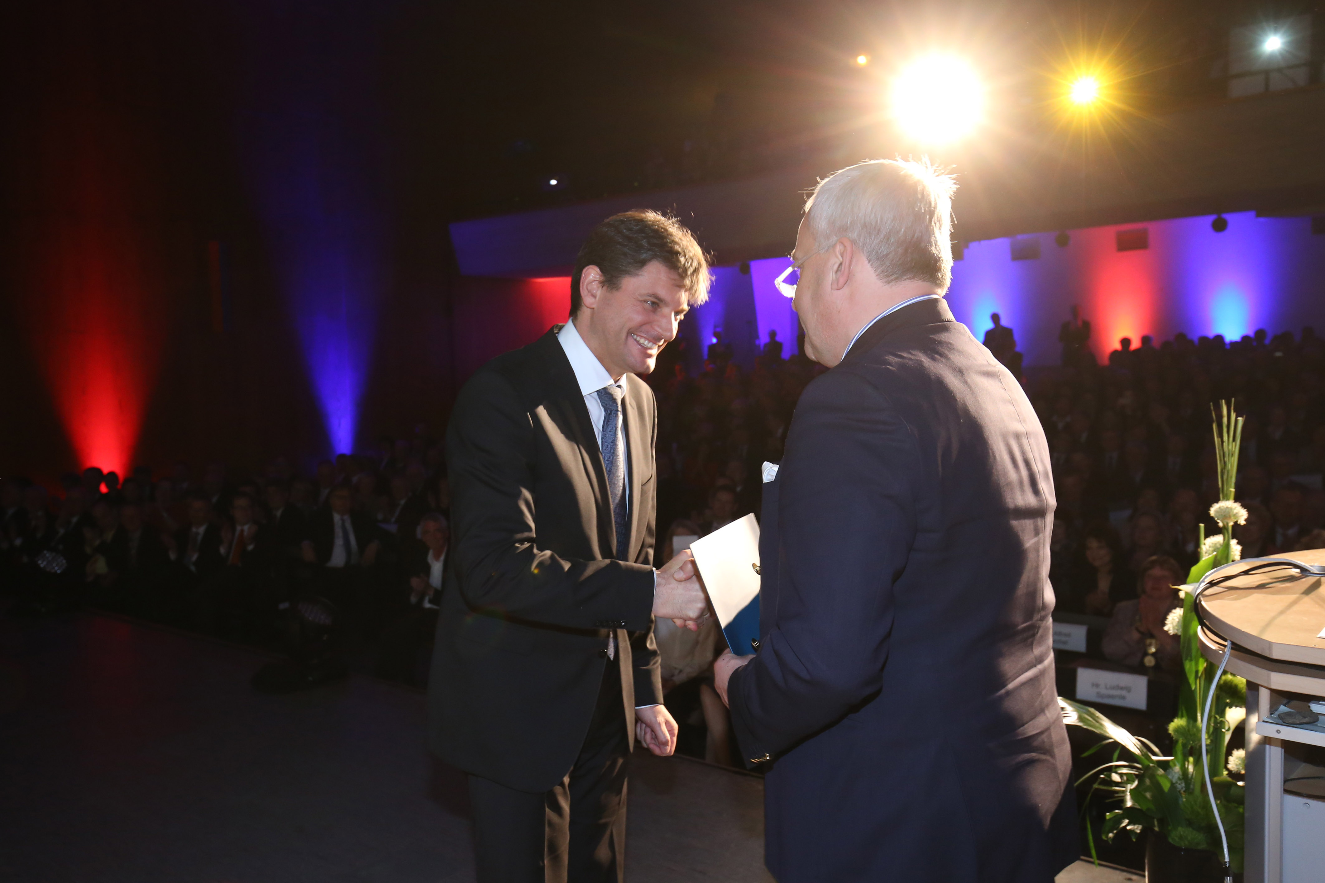 Glück und Erfolg wünschte Minister Spaenle dem Neuen an der Spitze der FAU, als er Joachim Hornegger seine Ernennungsurkunde überreichte. (Bild: FAU/Kurt Fuchs)