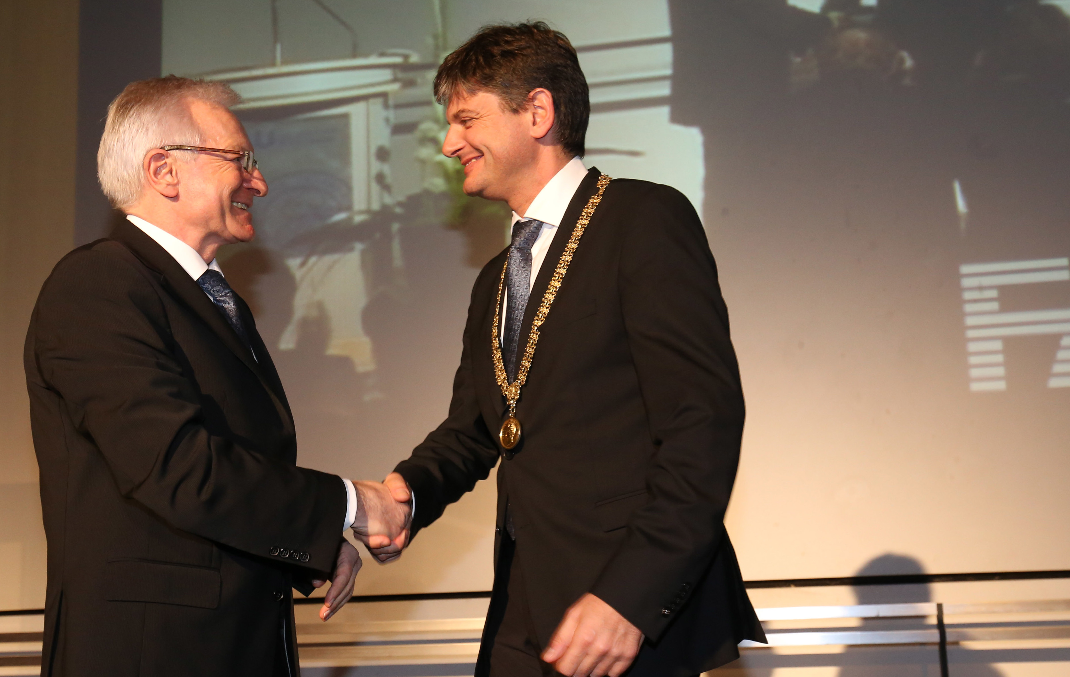 Nach 13 Jahren an der Spitze der FAU übergab Prof. Dr. Karl-Dieter Grüske das Amt des Präsidenten an Prof. Dr. Joachim Hornegger. (Bild: Kurt Fuchs)