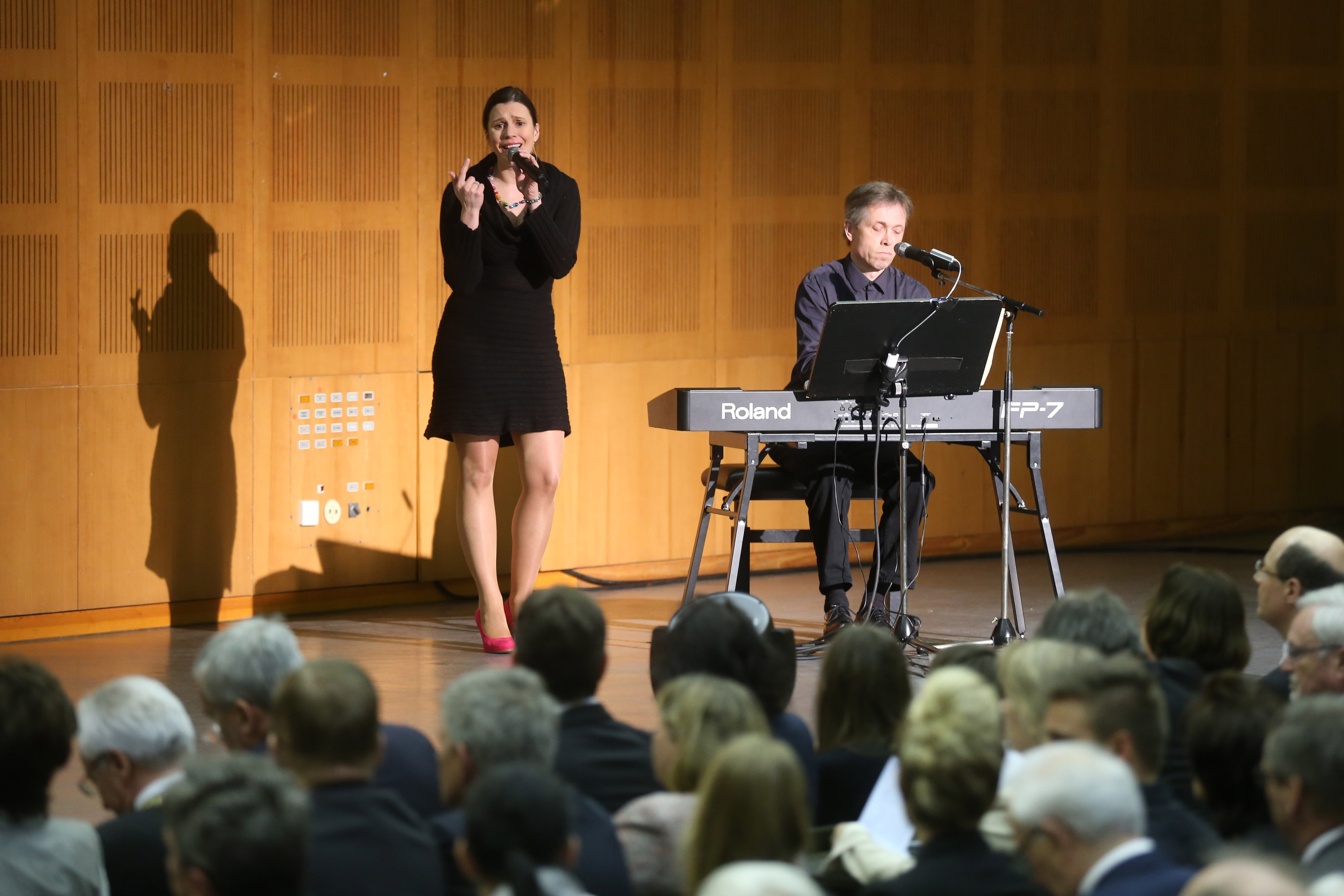 ... sowie Ulrich Nehls (Piano) und Rebecca Kunzelmann (Gesang) mit rockigen Klängen die Veranstaltung. (Bild: FAU/Kurt Fuchs)