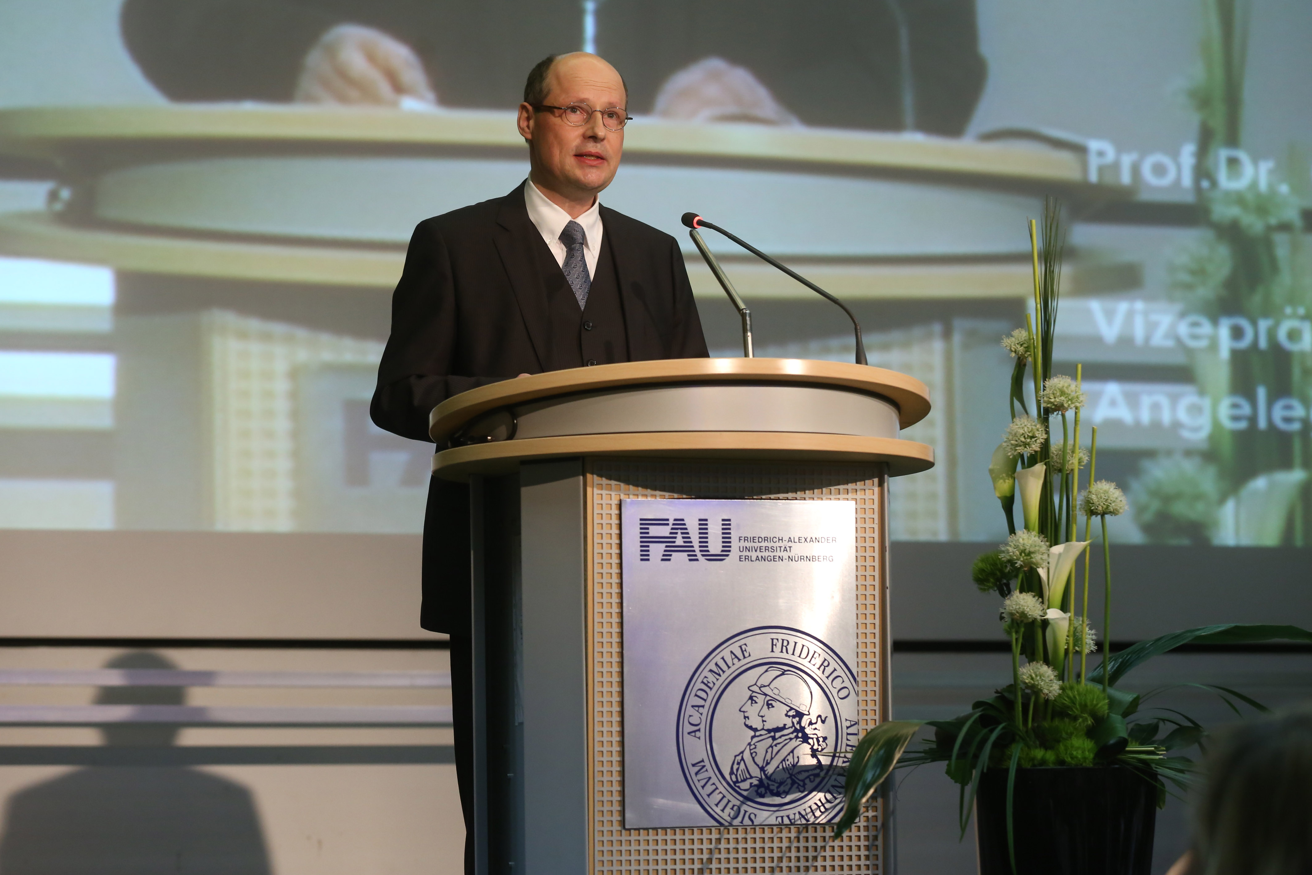 Vizepräsident Prof. Dr. Christoph Korbmacher eröffnete die feierliche Amtsübergabe.