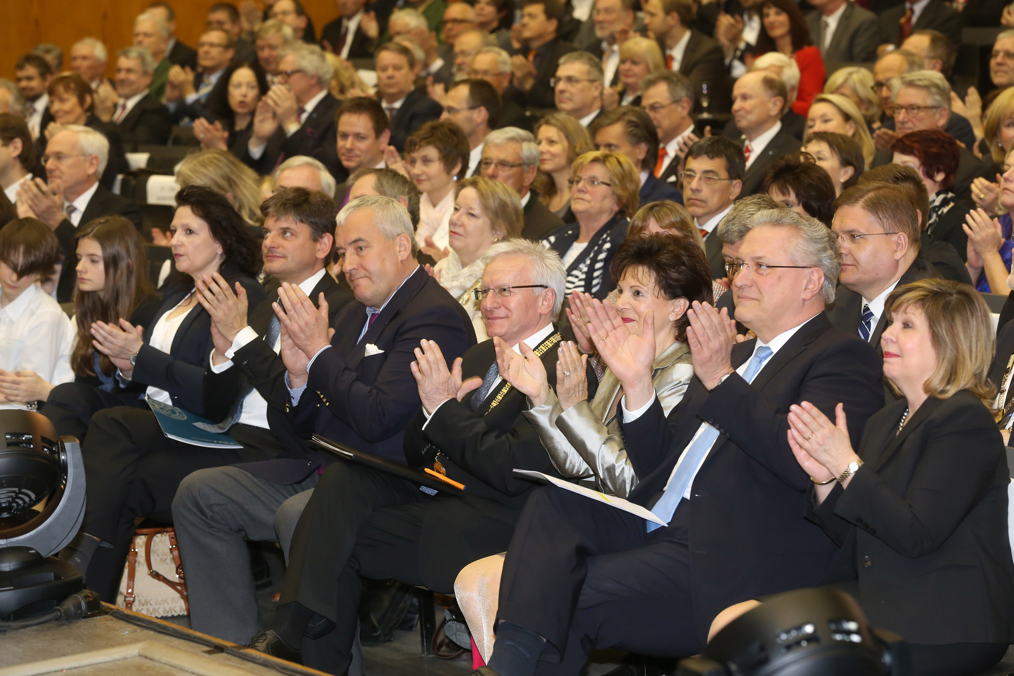 Im voll besetzten Audimax hatten sich zahlreiche Vertreterinnen und Vertreter aus Wissenschaft, Politik und Wirtschaft, Uni-Mitarbeiterinnen und -Mitarbeiter sowie Studierende eingefunden. (Bild: FAU/Kurt Fuchs)