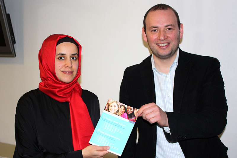 Frau Burcu Uysal und Herr Yalcin Koc haben beide an der FAU studiert und Informieren auf den Veranstaltungen des Projekts „Migration – Bildungsperspektive Hochschule“ zum Studium. (Bild: FAU/Natalia Wrzaszczyk)